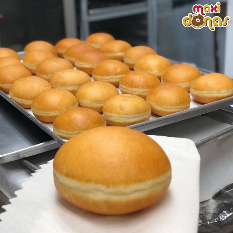 MaxiDonas_ve's tweet photo. Listas así de frescas y gorditas son nuestras #MaxiDonas que esperan por ti con el relleno y topping que más amas 🤩🥰💕 ¡Vente YA #MaxiLover! Es #Diciembre así que no hay dieta que valga! 🙃😋🍩🏃♀️🏃 #NoSonDonasSonMaxiDONAS #Nutella #Arequipe #Donuts #HechoEnVenezuela https://t.co/aeFcUpQ9dp