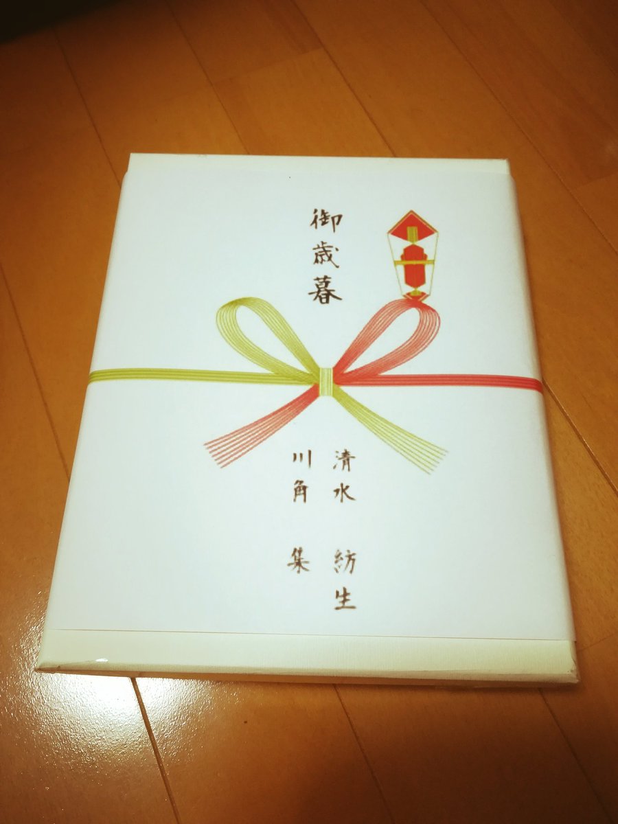 おしさん( @osnkydn )が作ったツムズの本をありがたくも貰うハズがなんかもう様々なとんでもないものが詰まった御歳暮いただいたんですけど、たかばばの本が入ってて目玉飛び出ました....鷹羽の誕生日まで祝ってくださっててもう私はどうすれば???? 