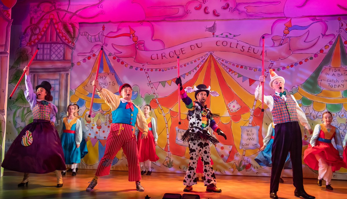 OldhamColiseum's tweet photo. A show that works for everyone on different levels... my family were all totally won over by Oldham Coliseum’s latest festive offering" - @reviewsmith reviews #JackAndTheBeanstalk: https://t.co/KZaYKwWvbG https://t.co/FxHAeCk276