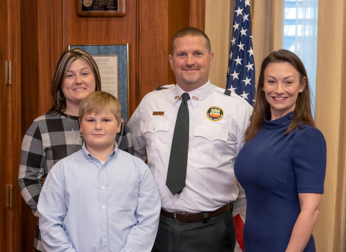 NikkiFriedFL's tweet photo. The @FLForestService protects homes, lands &amp; lives from wildfires across 26 million acres.

Resource Managers like Wayne Rushing are crucial to our success.

I'm proud to join @GovRonDeSantis, @JimmyPatronis &amp; @AGAshleyMoody in recognizing Wayne as a Resource Manager of the Year. https://t.co/JwaPdVsr8a