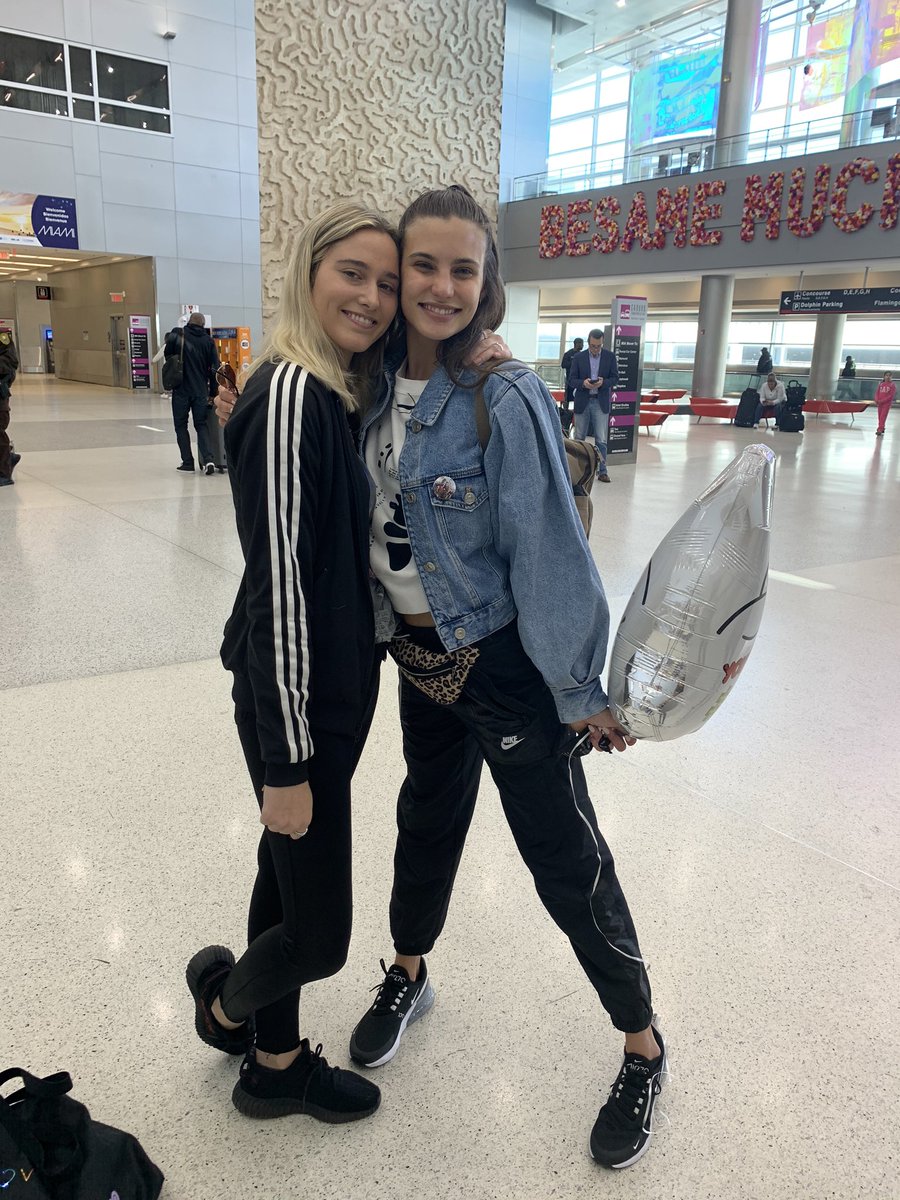 alyciadebdamnn's tweet photo. The face of pure happiness!!! Can’t believe I finally met the person that means the most to me in the world❤️❤️❤️ te quiero mucho @macabeso https://t.co/c32DzPkKd5
