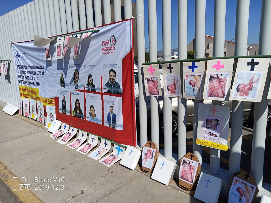 CISNE_2012's tweet photo. Mensaje de @nancycordero24 a @CongresoHidalgo 
@susyangeles_ 
@Victor_morena18
@Are_MirandaA 
@Maykaoe
@Lucero_Ambrocio 
@QuintanarTrejoA 
@Are_Miranda :

¡No votaremos por ustedes!
¡Juicio político!
#ConAbortoNoTeVoto 
#HidalgoEsProvida 
Video: 
https://t.co/OKOUjRcFYQ… https://t.co/NNtYjxpG46