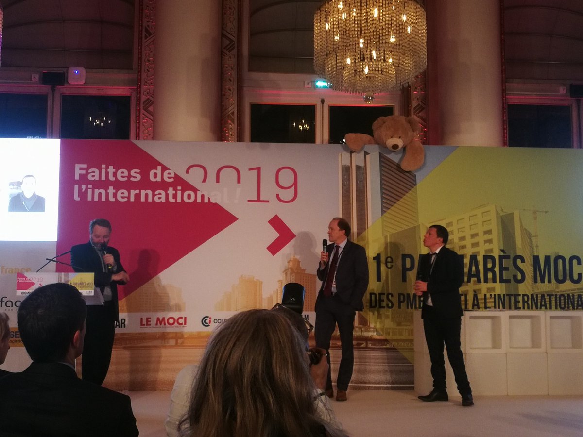 Le_MOCI's tweet photo. #PalmaresMoci2019 👏 Félicitations à @FonrocheEU qui remporte le Prix meilleure opération de financement export de l’année pour son éclairage public solaire. Prix remis par Hugues Latourrette, Directeur adjoint de la direction du financement export de @Bpifrance . 👏 #FDI2019 https://t.co/pQBnkPZJTG