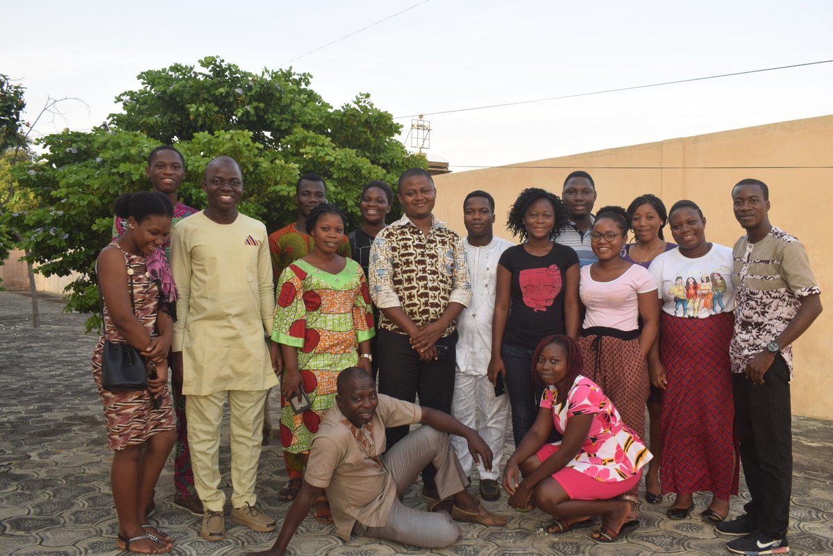 ab_benin's tweet photo. Pendant deux jours, les blogueurs de @ab_benin se forment sur le genre et les #DSSR. Avec notre expert @Dr_IsaacH, nous bénéficions de l'éducation complète à la sexualité et nous apprenons à faire du #blogging un outil de plaidoyer sur les #DSSR. #PhotodeFamille
#MaVieMonChoix https://t.co/03ps9lv3NL
