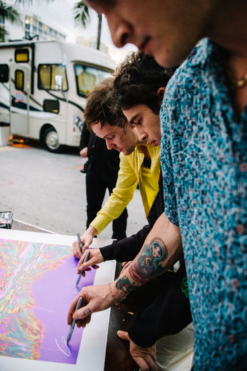 The 1975 (@the1975) on Twitter photo // S O U N D W A V E S A R T - S O M E B O D Y E L S E - C H I L D R E N I N C O N F L I C T // <a href="/Soundwaves_Art/">Soundwaves Art</a> <a href="/CInConflict/">Children in Conflict</a> L O V E soundwavesartfoundation.com/band/the-1975/ // S O U N D W A V E S A R T - S O M E B O D Y E L S E - C H I L D R E N I N C O N F L I C T // <a href="/Soundwaves_Art/">Soundwaves Art</a> <a href="/CInConflict/">Children in Conflict</a> L O V E soundwavesartfoundation.com/band/the-1975/