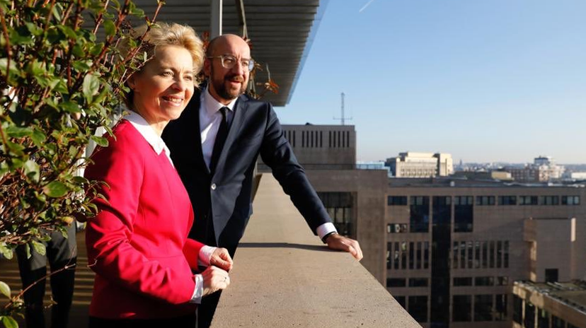meme_ec's tweet photo. Ursula: "Everything the smog touches is our kingdom." 
Charles: "What about that colorful place?"
Ursula: "That's Evere, beyond our borders. Only people from #DGT go there, Charles." https://t.co/UREyYAeDRK