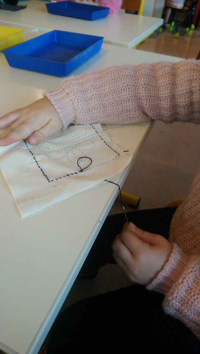 regnier_carole's tweet photo. Après les travaux numériques.... Place à la couture... Confection de chaufferettes brodées. Les GS et CP font du Sashiko, magnifique broderie japonaise ! #noel #bebebold #motricitefine https://t.co/UMM4GwRv6e