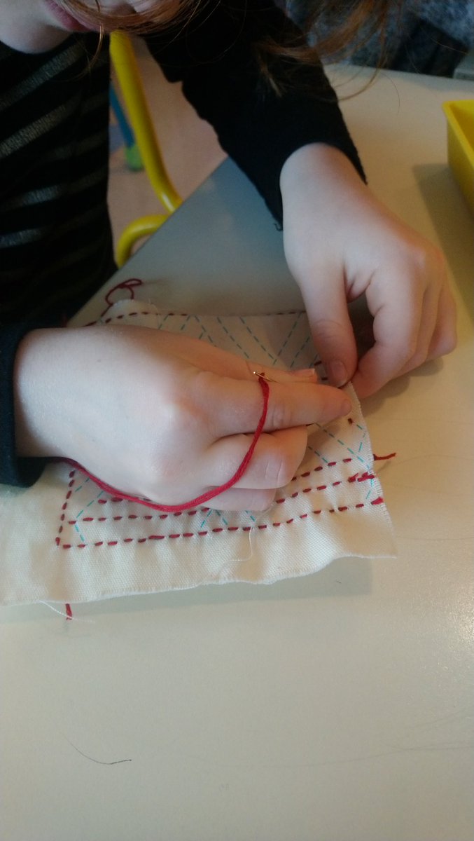 regnier_carole's tweet photo. Après les travaux numériques.... Place à la couture... Confection de chaufferettes brodées. Les GS et CP font du Sashiko, magnifique broderie japonaise ! #noel #bebebold #motricitefine https://t.co/UMM4GwRv6e
