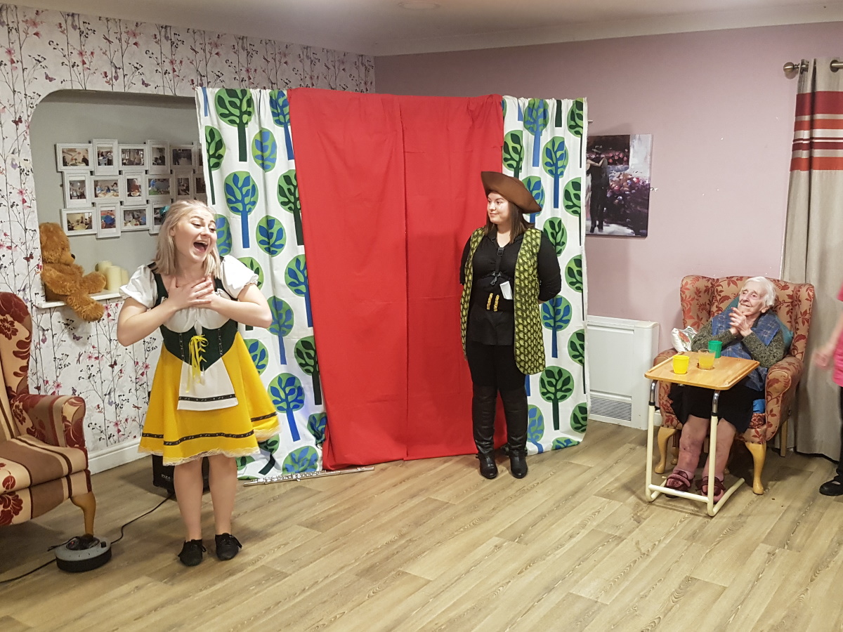 Carehomesuk's tweet photo. Jack went up the beanstalk at Haversham House last night as part of the Christmas pantomime performed🌱😄

Residents and visitors joined in with the festive songs and everybody had loads of laughs 😂

#MeaningfulActivities #DementiaCare #Xmas https://t.co/isVLTeFG7A