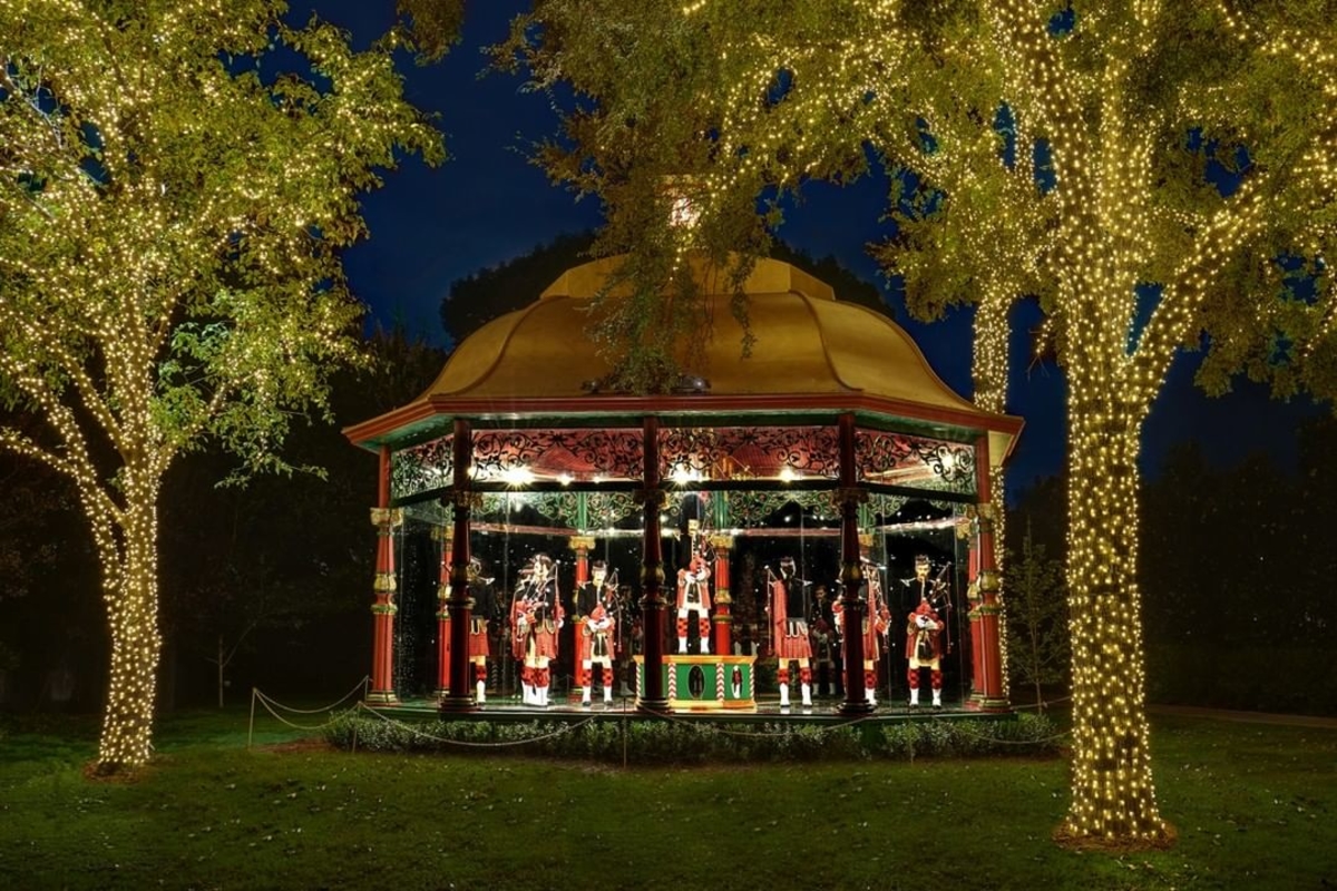 RenDalAddison's tweet photo. Dallas Arboretum's festive 12 Days of Christmas exhibit, now that's what we call merry and bright.

(Photo by thedallasarboretum) https://t.co/VFOo0tKJM8