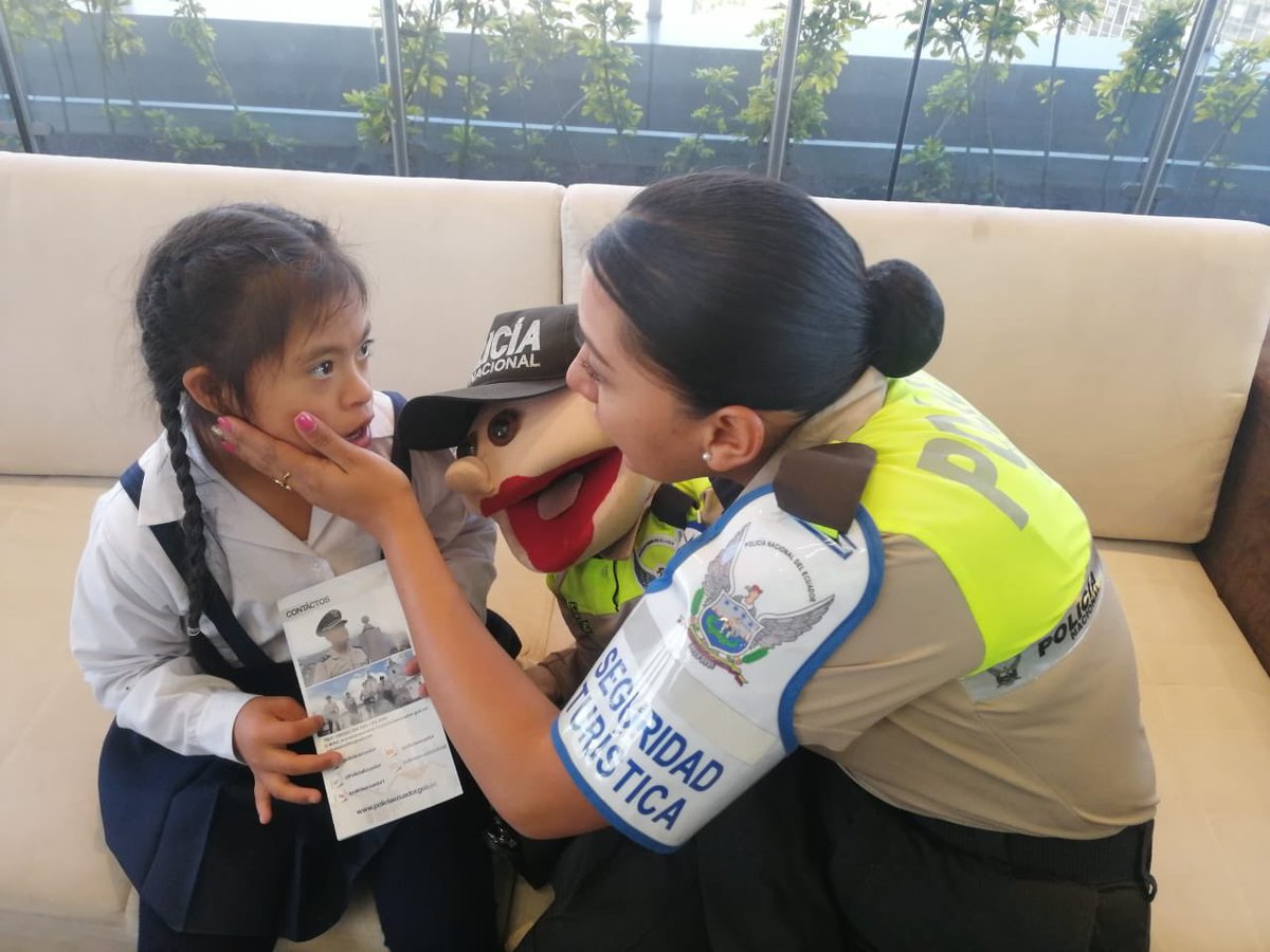 PoliciaEcuador's tweet photo. GRATOS MOMENTOS 😊 Junto a @TurismoEc #Paquito y #Paquita bilingües estuvieron en la unidad educativa #EFER en #UIO, celebrando el ‘Día Internacional de las Personas con Discapacidad’. #SeguridadTurística #JuntosPorLaInclusión https://t.co/hUjWbXCC08