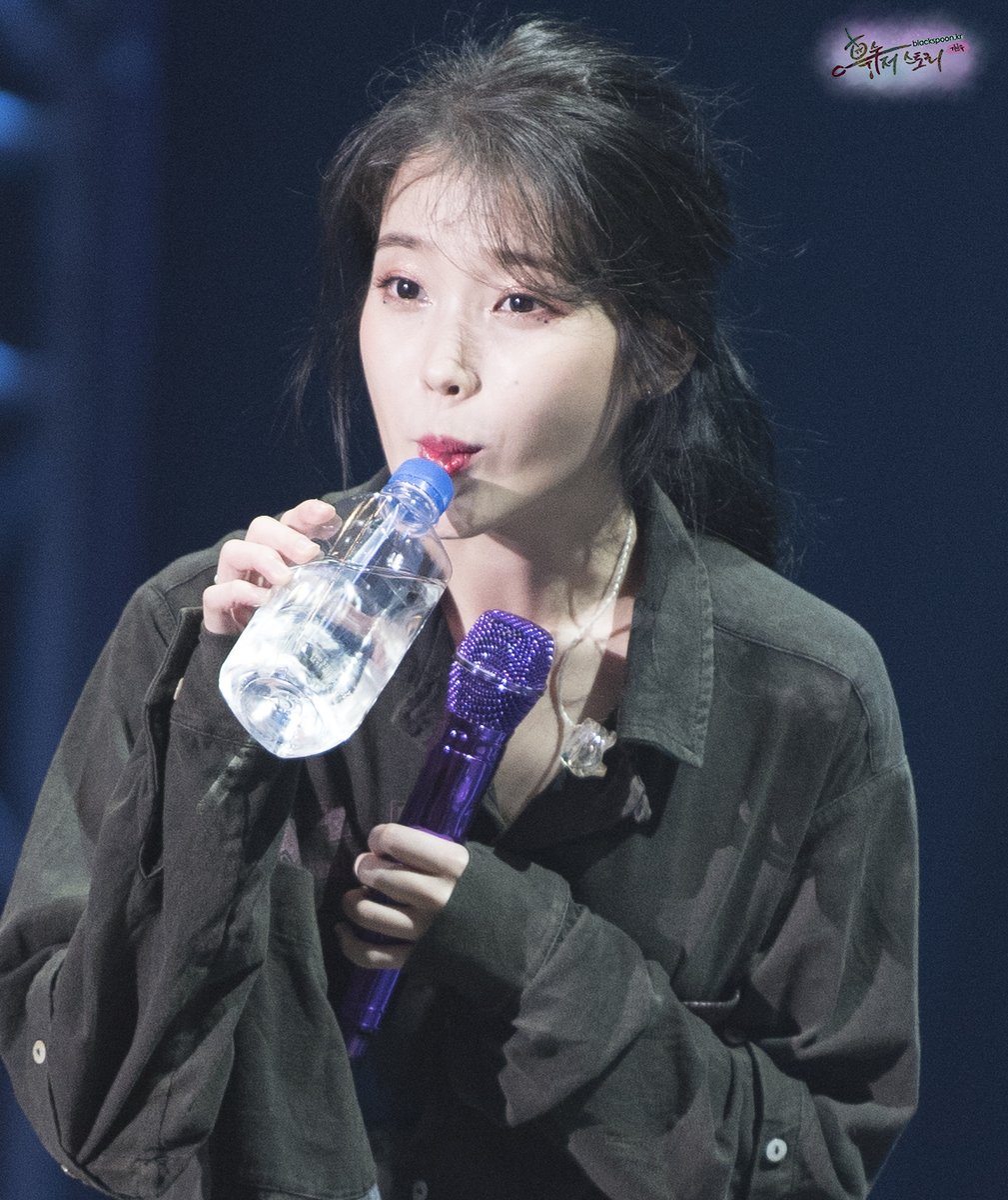 IUgiveyou's tweet photo. 191201 아이유 대만 콘서트 앵앵콜 직찍 by 기브유

물마시는 아이유님💙

#아이유 #IU #콘서트 https://t.co/DHjOp2mk6a