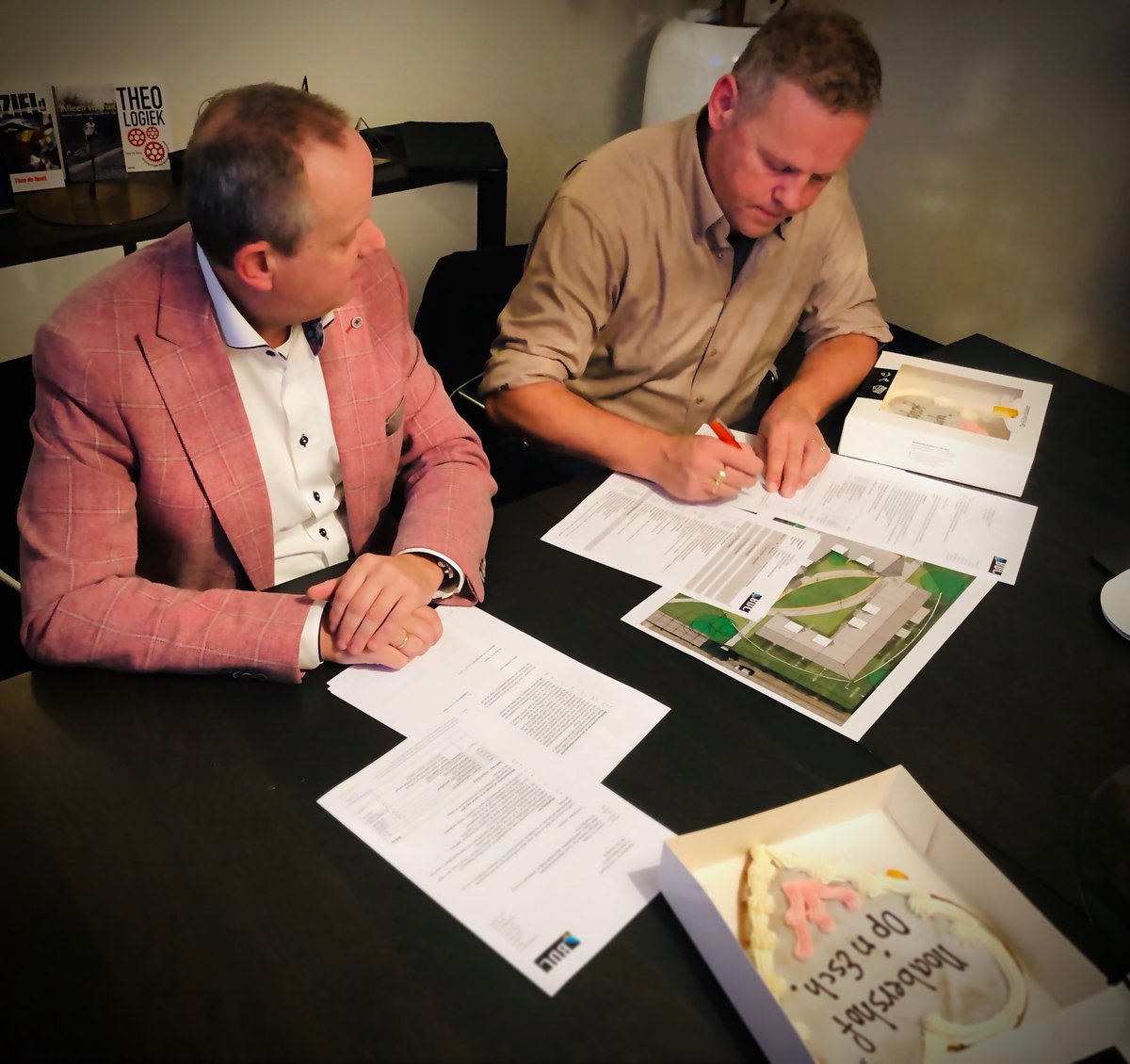 Bijzonder moment met traditioneel Riessens hartje tijdens ondertekening ontwerpopdracht #Noabershof op'n Esch. En nu in volle vaart verder!