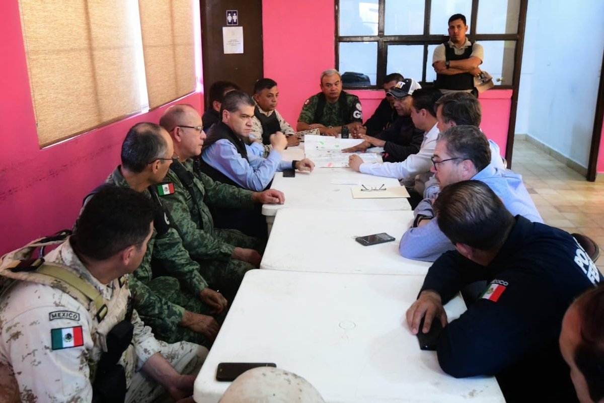 En #VillaUnión, me reuní con integrantes del grupo de #seguridad para revisar la estrategia en el norte del estado.
