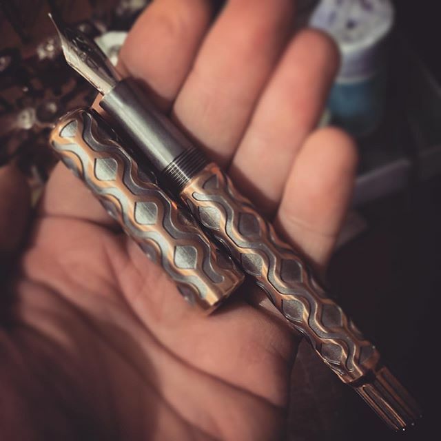JackRowEWI's tweet photo. Another new Canterbury pen shot. This one is for @emacdonald20. Antique Bronze finish. Jowo nib. #madeinengland #fountainpen #limitededition https://t.co/9EDwXJW96Z https://t.co/LpxROhXihl