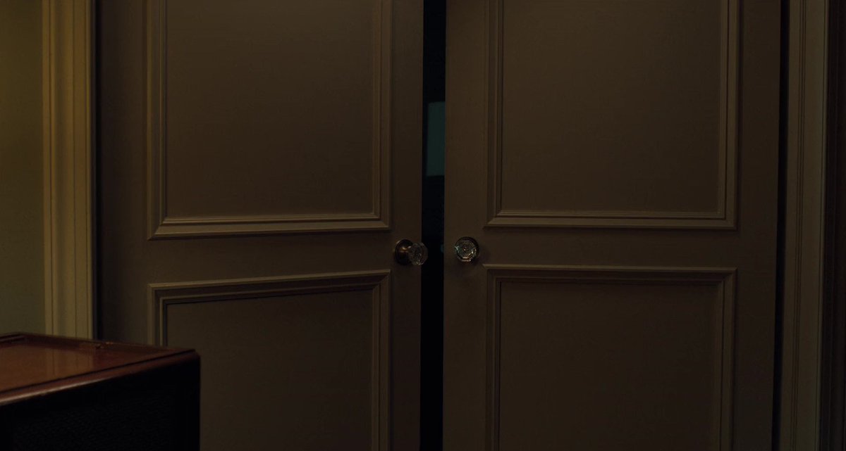 Frank niega la lectura obvia de la situación -Jimmy no quería mi compañía "por sentirse agradado"- pero la cámara de Scorsese dice exactamente lo contrario. Le encuadra a partir de ese umbral y luego monta directamente otro subjetivo. Es decir, la mirada de Frank está ahí atraída