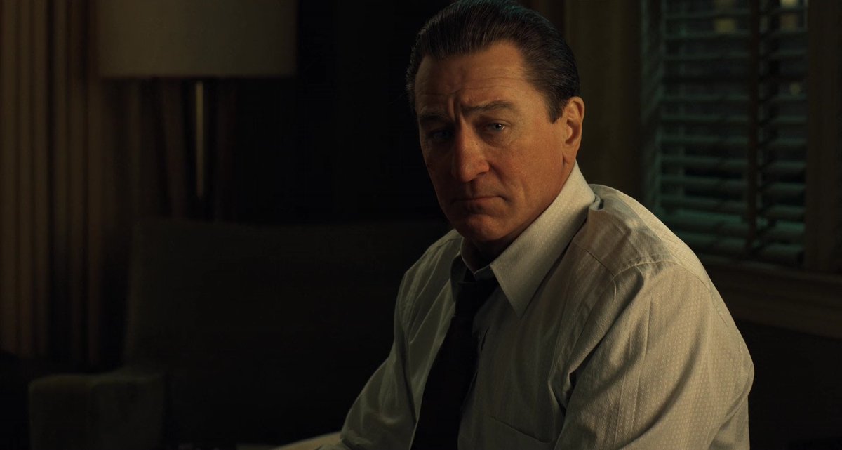 Y el contraplano (y cierre de secuencia) es este plano silencioso, tenso, profundamente críptico en el que Frank mira en una especie de lucha -contra sí mismo, contra su propio deseo, claro- lo que podría ocurrir en esa "otra habitación"