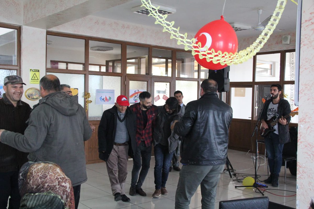 3 Aralık Dünya Engelliler münasebetiyle il Müdürlüğümüze bağlı  Hazarbaba BRM'de düzenlenen  Kadir Uçan konserinde kurum sakinlerimiz gönüllerince eğlendiler. <a href="/ZehraZumrutS/">Zehra Zümrüt Selçuk</a> <a href="/SuatKenc/">SUAT KENÇ</a> <a href="/SlhddnBzkrt/">Selahattin Bozkurt</a> <a href="/Cevdet_SAYDAM/">Cevdet SAYDAM</a> @EngelliveYasli