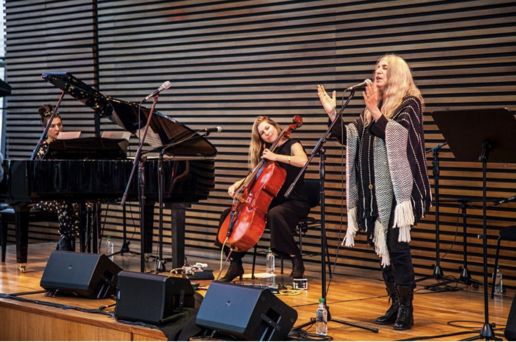 Patti Smith &amp; Manos del Uruguay Pathway to Paris blog.manos.com.uy/2019/12/03/pat…