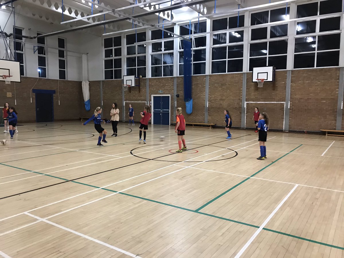 Charlie_Read23's tweet photo. Clee Town U12 Girls! 🔵⚫️ 20 girls at training tonight working on beating a defender to create a goal scoring opportunity! 3v3’s, lots of touches, plenty of creativity! 😁👍🏻 Well done girls! 👊🏻🔥🦉 @CleeGirls1 @cleewomenfc @CleeTownFC https://t.co/QNlCOZz6wA