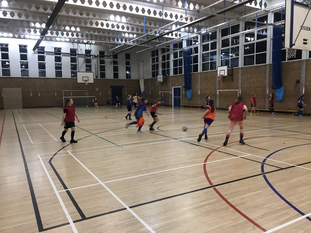 Charlie_Read23's tweet photo. Clee Town U12 Girls! 🔵⚫️ 20 girls at training tonight working on beating a defender to create a goal scoring opportunity! 3v3’s, lots of touches, plenty of creativity! 😁👍🏻 Well done girls! 👊🏻🔥🦉 @CleeGirls1 @cleewomenfc @CleeTownFC https://t.co/QNlCOZz6wA