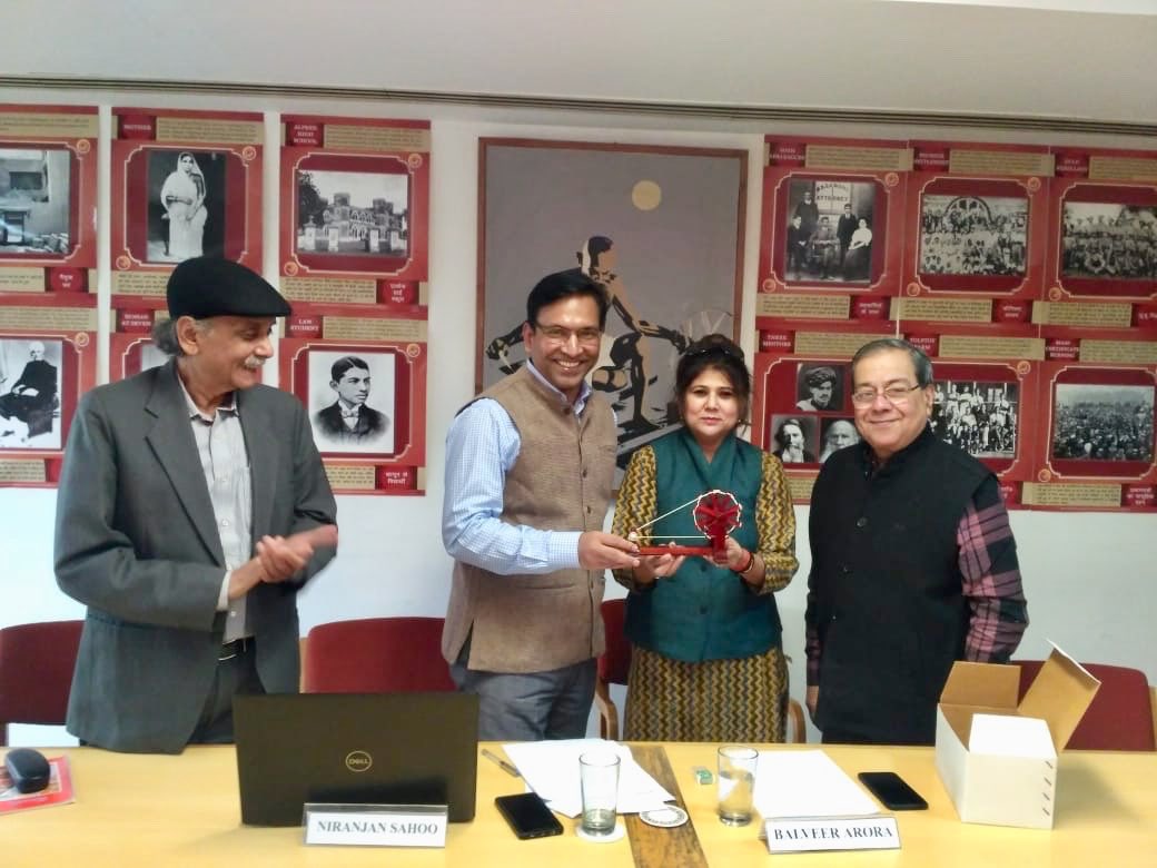 ProfRekhaSaxena's tweet photo. Thank you Niranjan for a very discerning lecture at CMF today on "How Polarisation is threatening India’s Democracy and Federal Polity?"⁦@SNiranjansahoo⁩ https://t.co/bGFyijM9zD