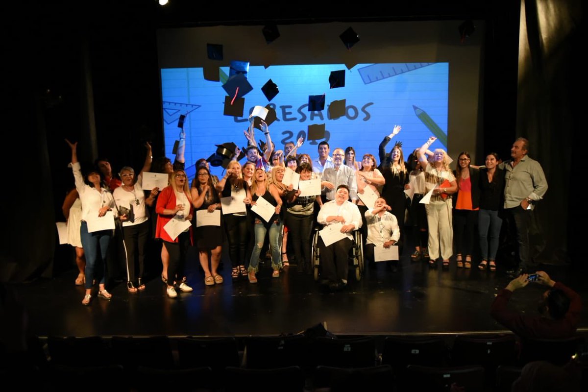 dievalen's tweet photo. Feliz y orgulloso porque 28 empleados municipales terminaron su secundario! Hoy fue la emotiva entrega de diplomas de Fines en el Cine Ocean. 👏👏👏👏 https://t.co/8KxSIoZW6c