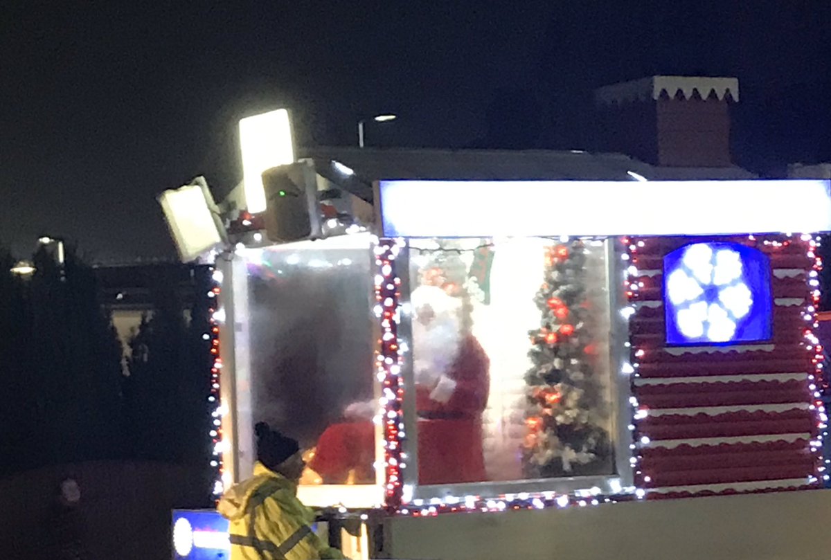 danprofit21's tweet image. Starting to get festive in Widnes..... the float is out and in full swing. #Widnes #ChristmasCountdown #ChristmasFloat #Festive #Santa #loveislove