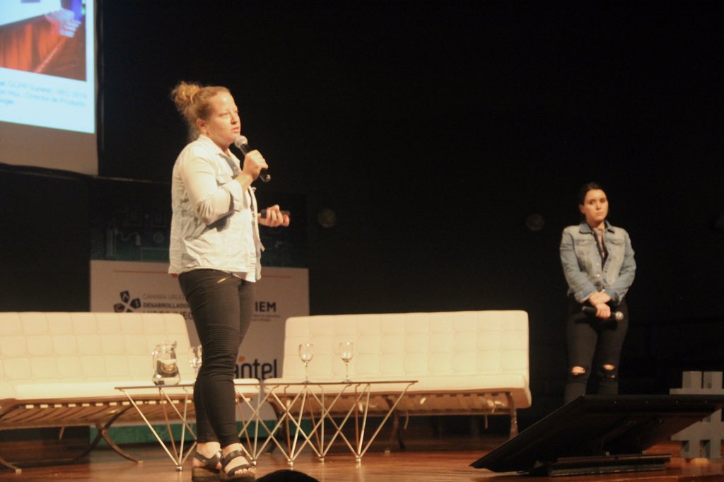 LEVEL_UY's tweet photo. Ahora Ana Zapiola y Lucía Amor de @googleargentina explican las mejores prácticas para llevar un Videojuego de la idea al negocio. #LEVELUY19 #Uruguay https://t.co/pTsxtZo5tQ