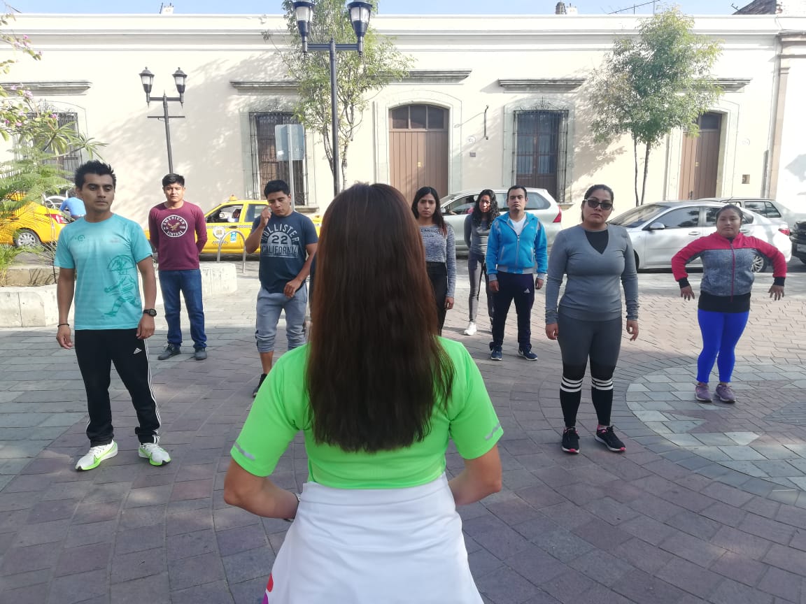 DEPORTE_GobOax's tweet photo. La Unidad de Cultura Física y Deporte de la #CECUDE realizó una capacitación con entrenadores de la Licenciatura en Educación Física, en al jardín Labastida del centro de la ciudad.
#Oaxaca
@alejandromurat
@IvetteMurat https://t.co/7XHi9OIQTy