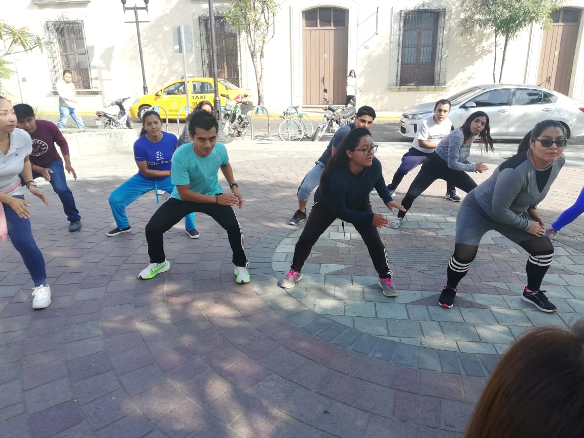 DEPORTE_GobOax's tweet photo. La Unidad de Cultura Física y Deporte de la #CECUDE realizó una capacitación con entrenadores de la Licenciatura en Educación Física, en al jardín Labastida del centro de la ciudad.
#Oaxaca
@alejandromurat
@IvetteMurat https://t.co/7XHi9OIQTy