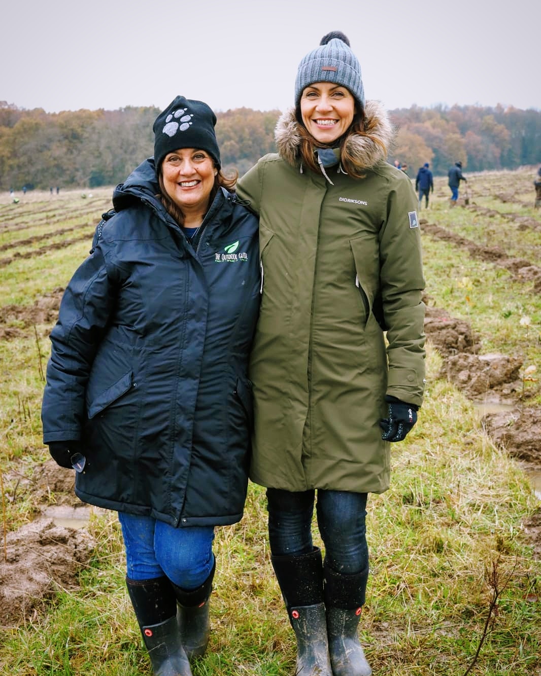 Ontslag nemen Vliegveld meubilair Julia Bradbury I HAVEN'T BOUGHT BLUE TICK💙 on Twitter: "Happy Birthday to  this one @ginabradburyfox My favourite sister. 😅 My only sister. Here we  are helping to plant 13,000 trees for @PremierPaperUK