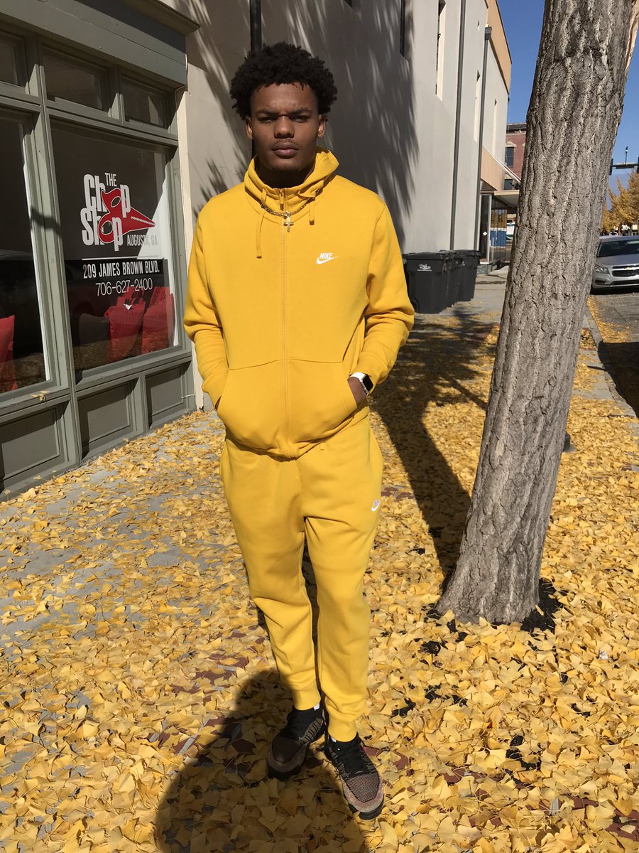 collins_tez's tweet photo. I think I said just like the leafs and season yea they all fade 💛〽️ https://t.co/1Lb8mSlcD6