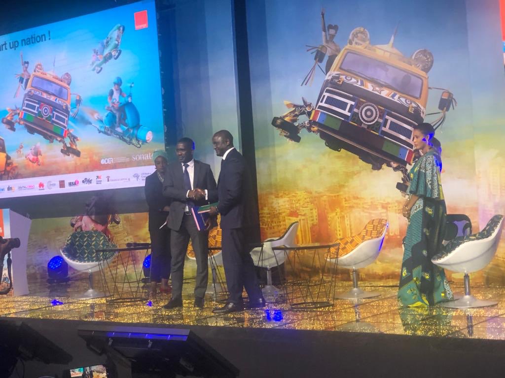 GroupeSonatel's tweet photo. Signature de la convention de partenariat entre la @dersenegal et le @GroupeSonatel au #DakarDigitalShow #DDS4 #DER #WaayKay https://t.co/fgB6wkb1pu