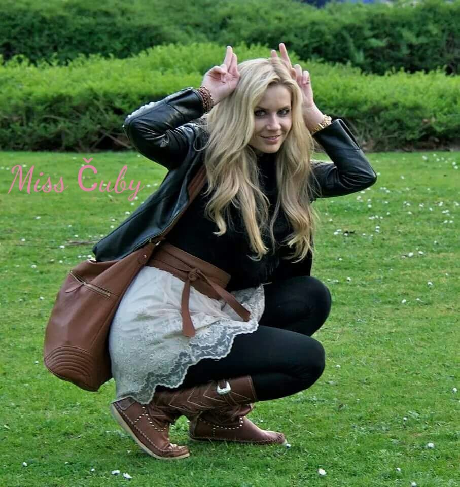 Miss_Cuby_'s tweet photo. Bienvenid@s!!
Especialmente a los que os tomais la vida con humor, sabéis discernir lo importante de lo que no lo es, que disfrutáis con cada cosa que hacéis, que no os afecta lo que digan de vosotros y que respondéis a todo con una sonrisa.
#welcome #HappyDay #love #selfie https://t.co/MGDDOs458g