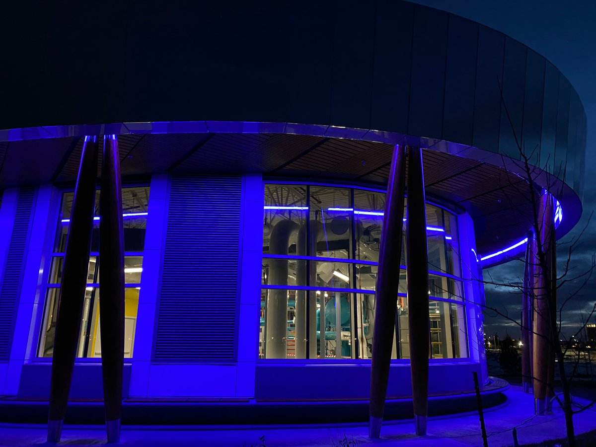 One perk of the sun setting earlier these days is that you can see #blatchfordyeg’s Energy Centre light show for longer! ✨

#yeg #yegarchitecture #yegdesign #greenliving