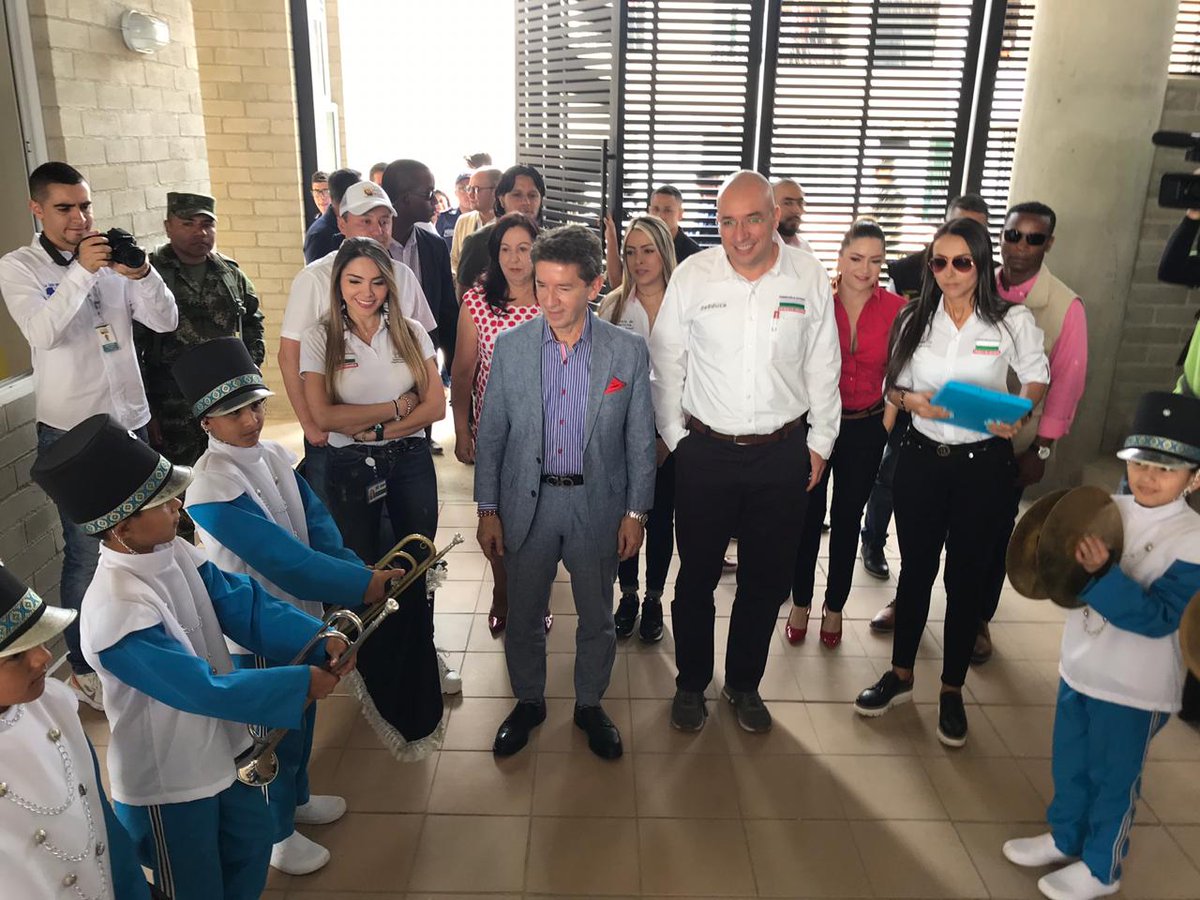 SecEducacionAnt's tweet photo. #SeEduca | Con la presencia del Señor Gobernador @Luis_Perez_G, el Secretario de Educación Departamental @Nestorbonnett y autoridades locales se hizo entrega oficial de las obras de la I.E. Monseñor Alfonso Uribe Jaramillo https://t.co/EcAUDa533R