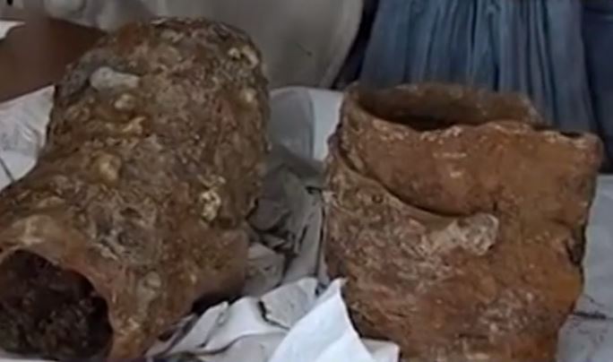 ticiaverveer's tweet photo. Some 6,000 pieces of chain mail have been unearthed in the ancient Roman colony of Deultum, near the Black Sea coast in Bulgaria.
The armor (4th-6th century AD), which includes two well-preserved sleeves, was found inside the remains of a wooden chest.
https://t.co/uaOL5Je9tS https://t.co/4PRY9erCxH