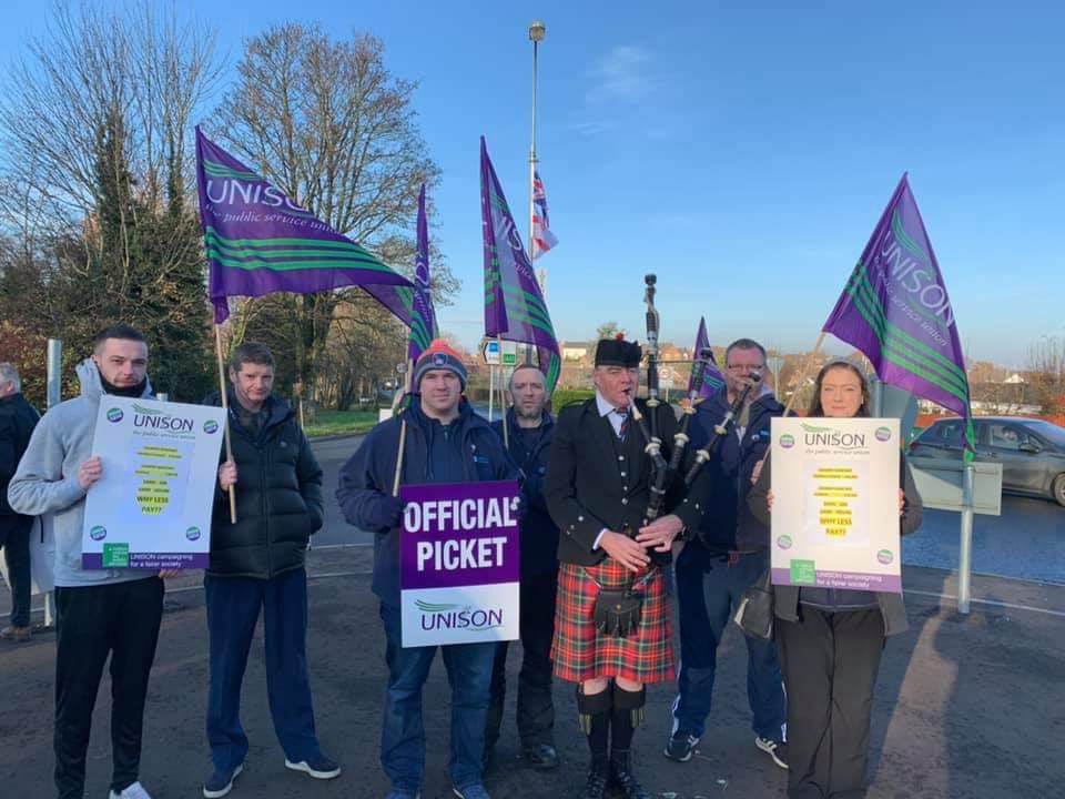 Laundry staff from Craigavon Hospital standing up for equal pay!! #payparitynow #wewontbeleftbehind @UNISONNI <a href="/john_creaney/">John Creaney</a>