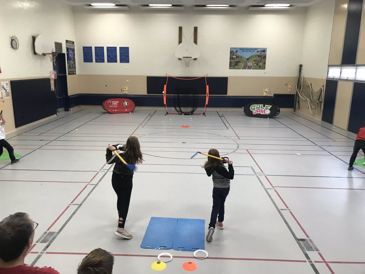Whelan21's tweet photo. Couple of future @BrookeHenderson ‘s @LourdesRCCDSB in Pembroke, On. Great swings girls! #futureisbright #GIS #futurelinks @JordandeBruyn @GolfCanada @TheGolfOntario https://t.co/6RRTy1uaXz