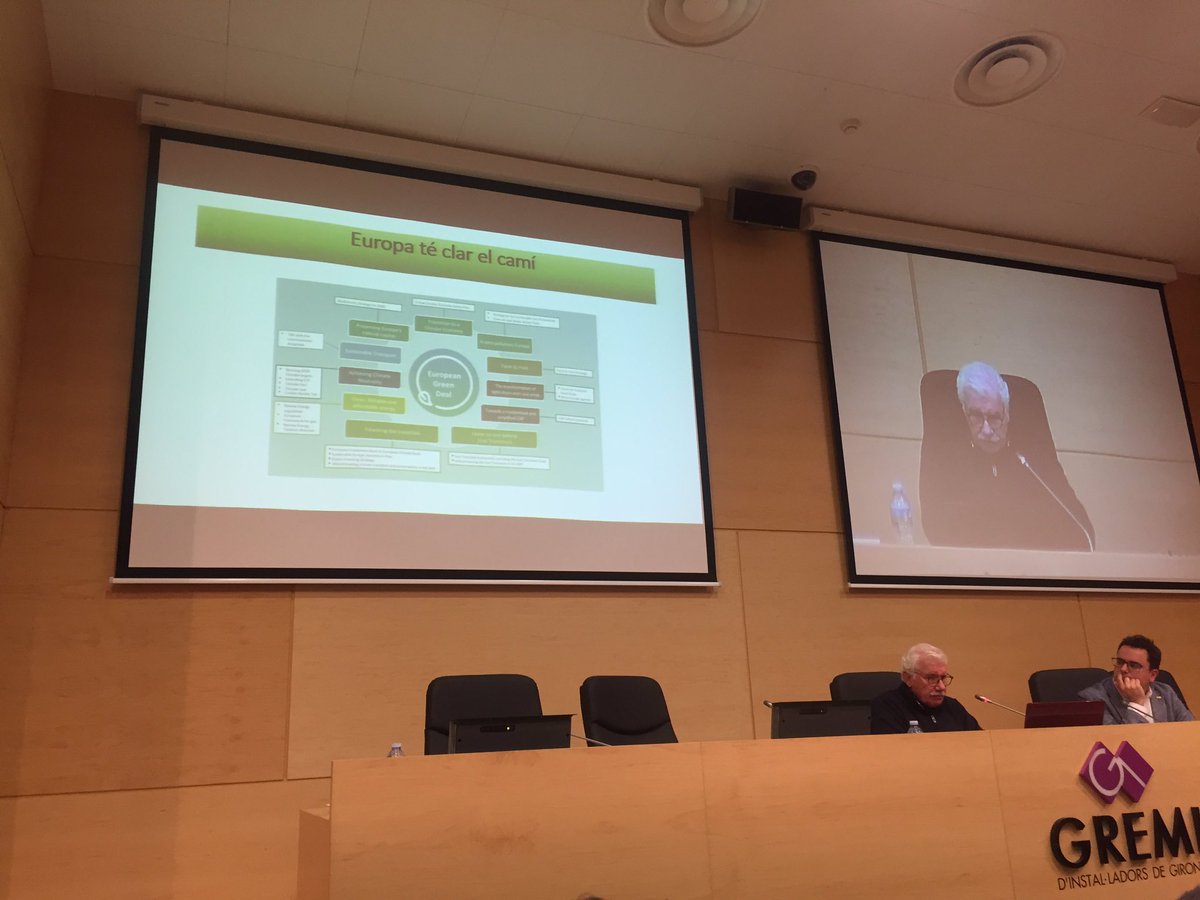 jjalcalaq's tweet photo. @joanvilallanars ens explica als associats  @CorveGi les estratègies per assolir les reduccions de CO2 en el sector de l’Automoció. Cal transformar el 30% dels cotxes en elèctrics. Cal potenciar noves formes d generació d’energia, eòlica, fotovoltaica.Infraestructures sostenibles https://t.co/LDTor6ohQm