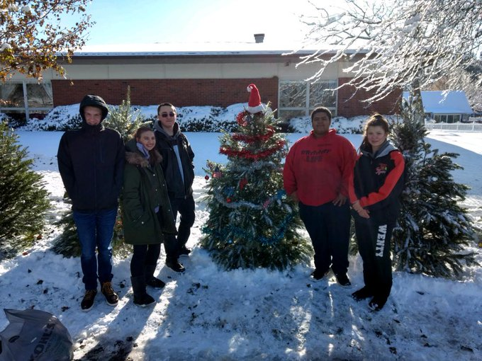 lcs_office's tweet photo. Lyndonville Leo Club braving the cold this afternoon to decorate the tree for the Christmas in Lyndonville celebration in Veterans Park. @LyndonvilleCSD https://t.co/oo3WC7baVA