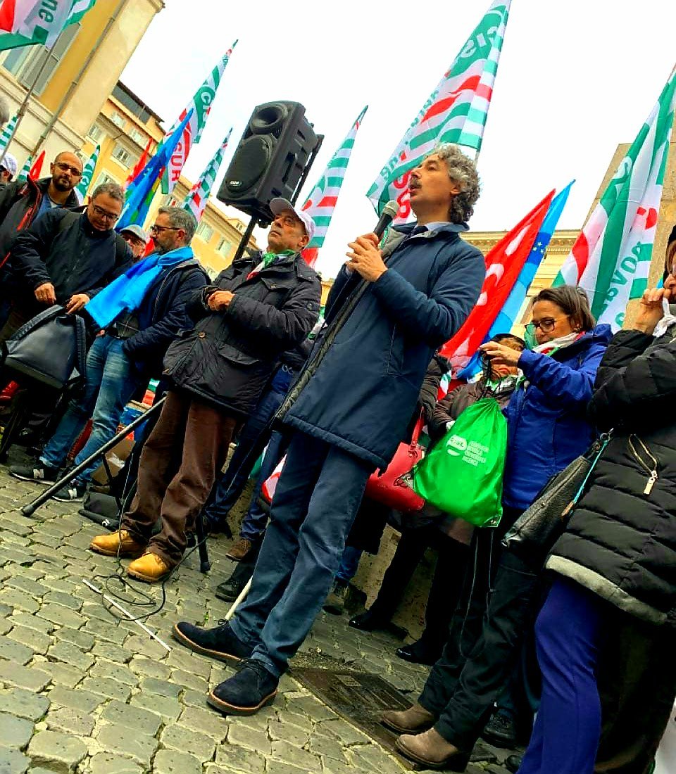 cescverducci's tweet photo. In piazza con @PrecariUnitiCNR
Per chiedere al Governo di ascoltare e sostenere nostri emendamenti. Senza ricerca non c'è #futuro, e il precariato è nemico della #ricerca. Non è la vertenza di una corporazione, ma una battaglia che riguarda tutti, soprattutto le nuove generazioni https://t.co/fVDXvHUczY