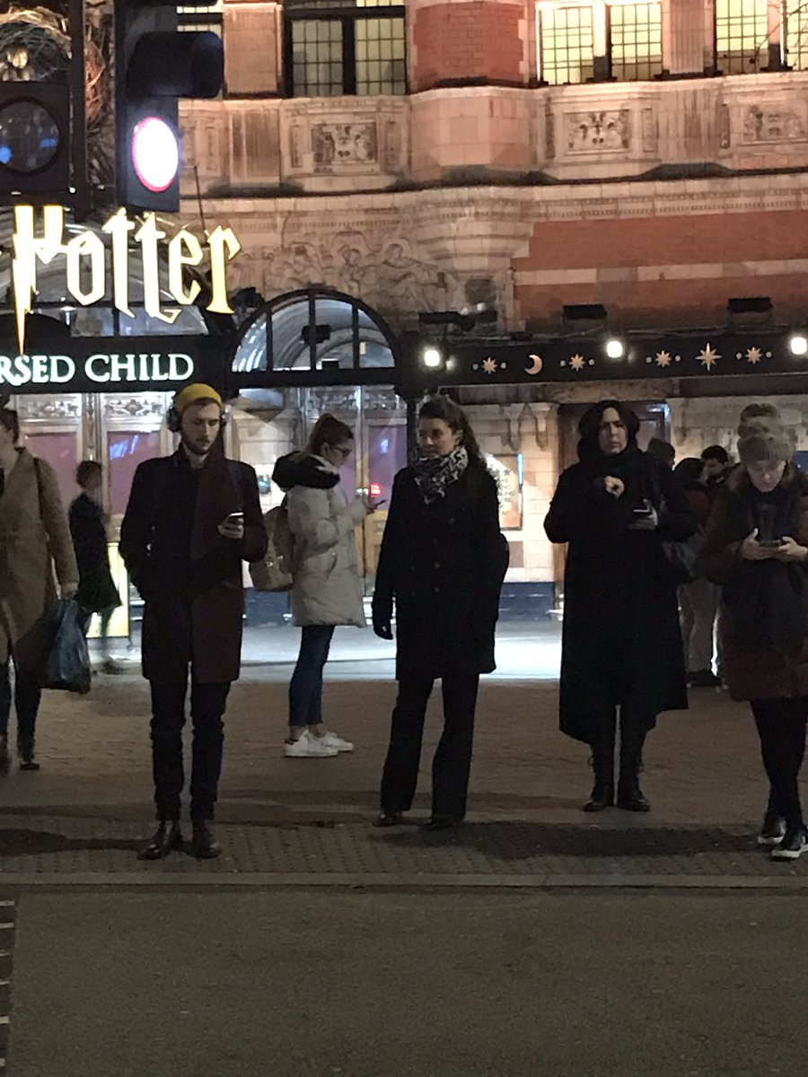 Tu passes devant le théâtre où se joue « Harry Potter &amp; the cursed child », quand soudain :