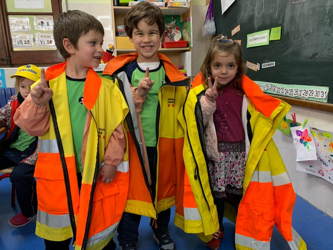 dominiquesTGN's tweet photo. 🚑A P4 d'Infantil estem treballant el projecte de les ambulàncies.👉Per això, avui ens ha visitat @marcblcells, infermer del @semgencat , per tal d'explicar-nos la seva feina. Hem après entre d'altres coses la importància del telèfon d'emergències 112☎️ Moltes gràcies per venir🚑 https://t.co/dd4JCm1IO0