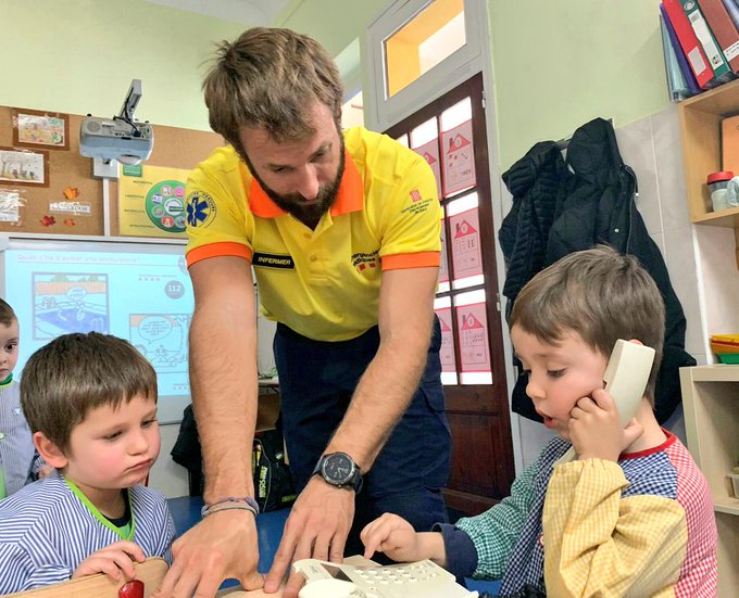 dominiquesTGN's tweet photo. 🚑A P4 d'Infantil estem treballant el projecte de les ambulàncies.👉Per això, avui ens ha visitat @marcblcells, infermer del @semgencat , per tal d'explicar-nos la seva feina. Hem après entre d'altres coses la importància del telèfon d'emergències 112☎️ Moltes gràcies per venir🚑 https://t.co/dd4JCm1IO0