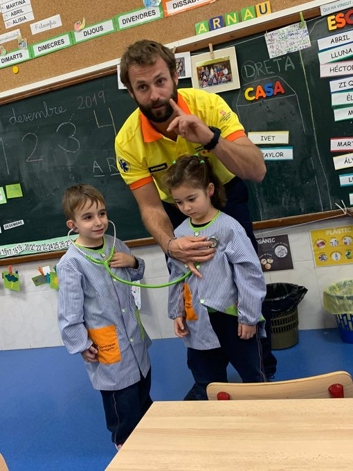 dominiquesTGN's tweet photo. 🚑A P4 d'Infantil estem treballant el projecte de les ambulàncies.👉Per això, avui ens ha visitat @marcblcells, infermer del @semgencat , per tal d'explicar-nos la seva feina. Hem après entre d'altres coses la importància del telèfon d'emergències 112☎️ Moltes gràcies per venir🚑 https://t.co/dd4JCm1IO0