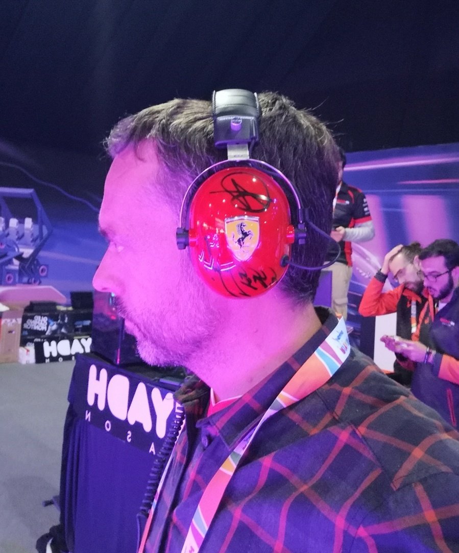 AlbertFabrega's tweet image. ¿Ya echáis de menos la F1?
No sé si estos auriculares de Ferrari os podrían ayudar este laaargo invierno.... Ojo! Firmados por @MiguelMolinaM2, @SchumacherMick, @Anto_Giovinazzi y @Charles_Leclerc.
Venga va! Retuit, follow a mi y a @HiSpeedSim y mucha, mucha 🍀🍀🍀. Sorteo día 12