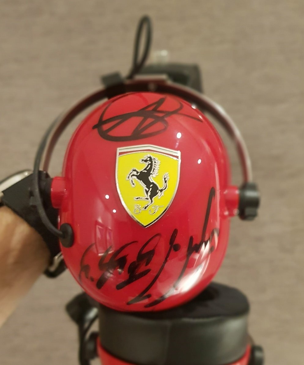 AlbertFabrega's tweet image. ¿Ya echáis de menos la F1?
No sé si estos auriculares de Ferrari os podrían ayudar este laaargo invierno.... Ojo! Firmados por @MiguelMolinaM2, @SchumacherMick, @Anto_Giovinazzi y @Charles_Leclerc.
Venga va! Retuit, follow a mi y a @HiSpeedSim y mucha, mucha 🍀🍀🍀. Sorteo día 12