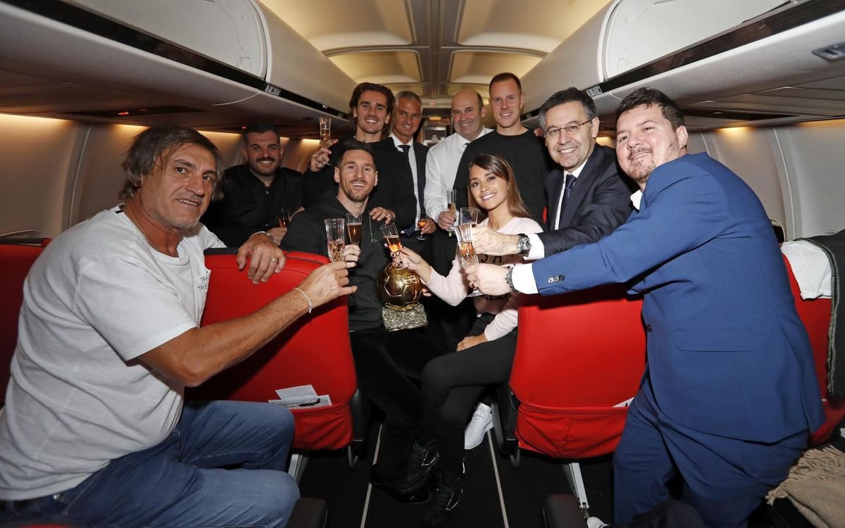 totalBarca's tweet photo. Look at Griezmann with his hand on Leo’s shoulder 😍.

The definition of ‘living your best life’. https://t.co/X81EyKJtGD